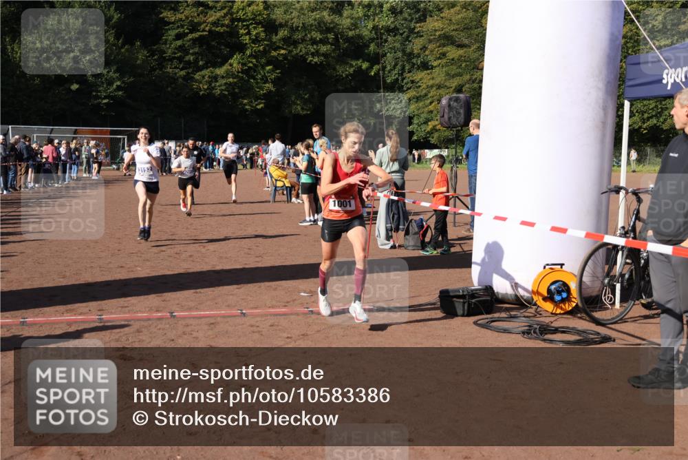 27.09.2026 - 35. Volkslauf durch das schöne Alstertal Strokosch-Dieckow http://msf.ph/oto/10583386 27.09.2026 11:26:33 Ziel 1001, 3152, 3227, 3291, 3366, 3367 meine-sportfotos.de
