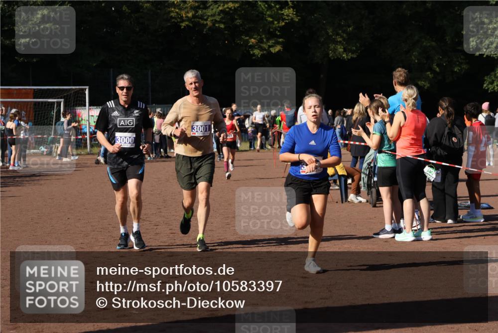 27.09.2026 - 35. Volkslauf durch das schöne Alstertal Strokosch-Dieckow http://msf.ph/oto/10583397 27.09.2026 11:26:26 Ziel 1001, 1148, 3000, 3001, 3152, 3315 meine-sportfotos.de