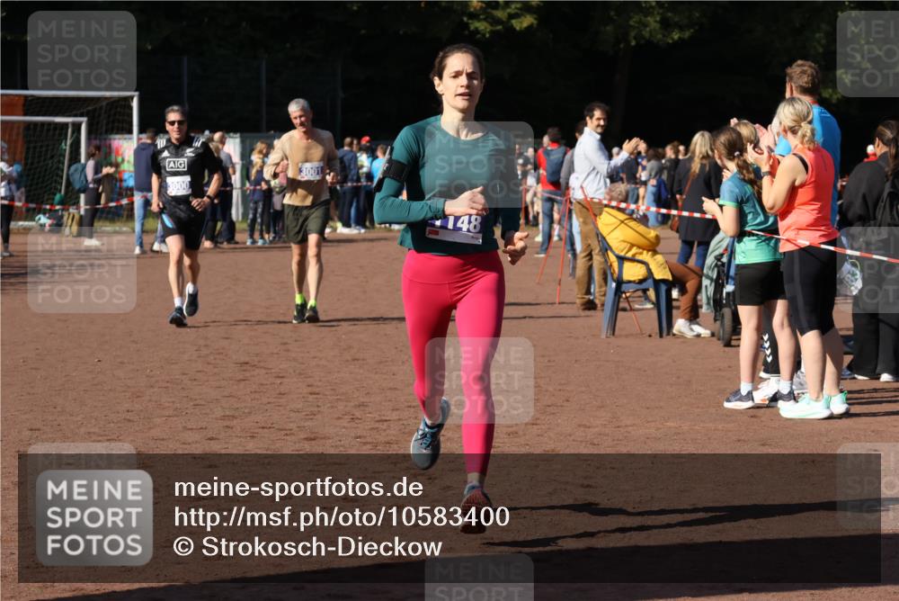 27.09.2026 - 35. Volkslauf durch das schöne Alstertal Strokosch-Dieckow http://msf.ph/oto/10583400 27.09.2026 11:26:22 Ziel 1148, 3000, 3001, 3315 meine-sportfotos.de