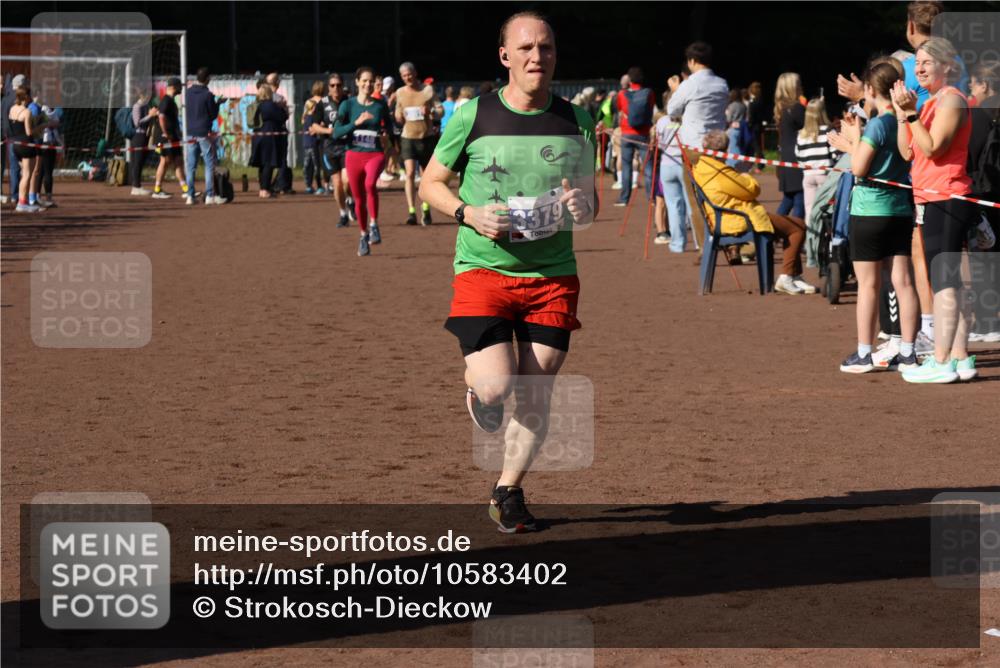 27.09.2026 - 35. Volkslauf durch das schöne Alstertal Strokosch-Dieckow http://msf.ph/oto/10583402 27.09.2026 11:26:17 Ziel 1148, 3188, 3379 meine-sportfotos.de