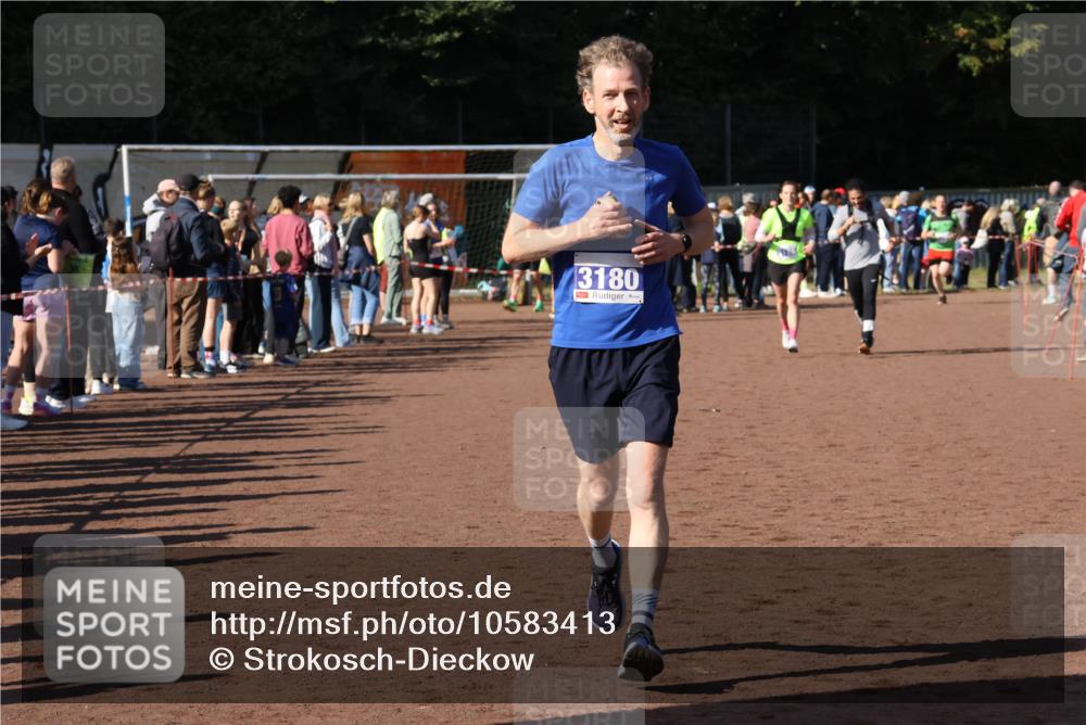 27.09.2026 - 35. Volkslauf durch das schöne Alstertal Strokosch-Dieckow http://msf.ph/oto/10583413 27.09.2026 11:26:05 Ziel 3180 meine-sportfotos.de