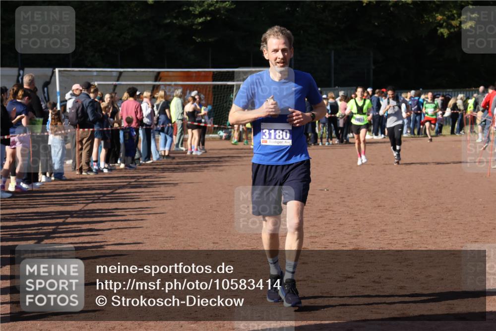 27.09.2026 - 35. Volkslauf durch das schöne Alstertal Strokosch-Dieckow http://msf.ph/oto/10583414 27.09.2026 11:26:05 Ziel 3180 meine-sportfotos.de