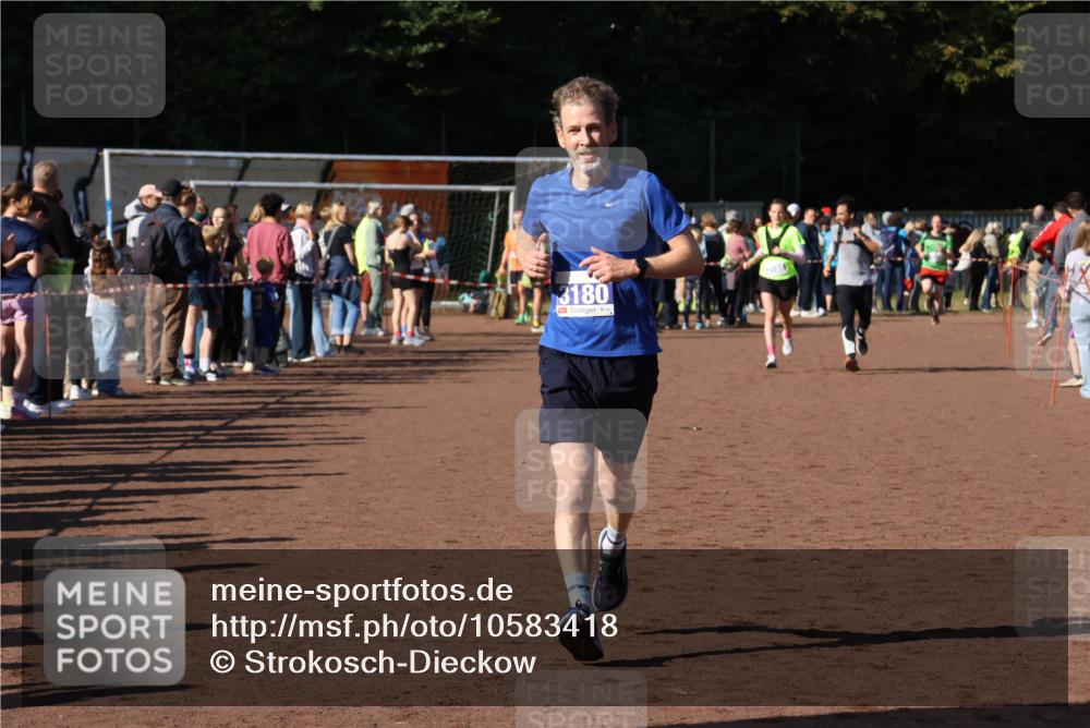 27.09.2026 - 35. Volkslauf durch das schöne Alstertal Strokosch-Dieckow http://msf.ph/oto/10583418 27.09.2026 11:26:05 Ziel 3180 meine-sportfotos.de