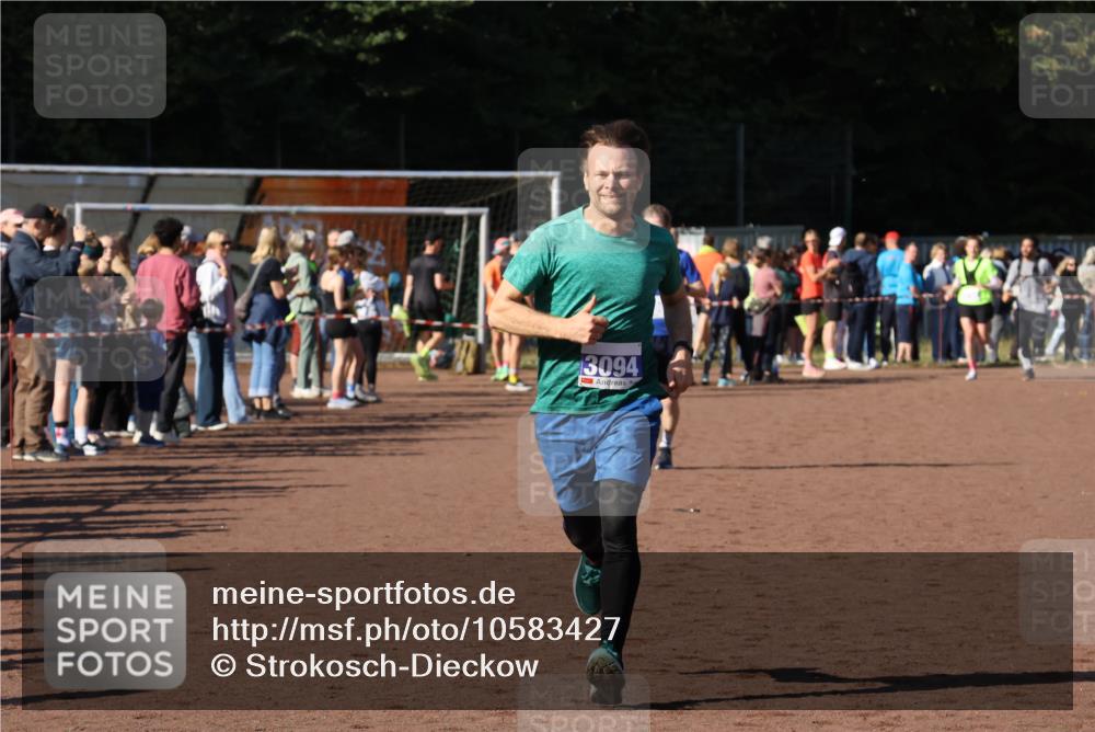 27.09.2026 - 35. Volkslauf durch das schöne Alstertal Strokosch-Dieckow http://msf.ph/oto/10583427 27.09.2026 11:25:59 Ziel 3094, 3140, 3180 meine-sportfotos.de