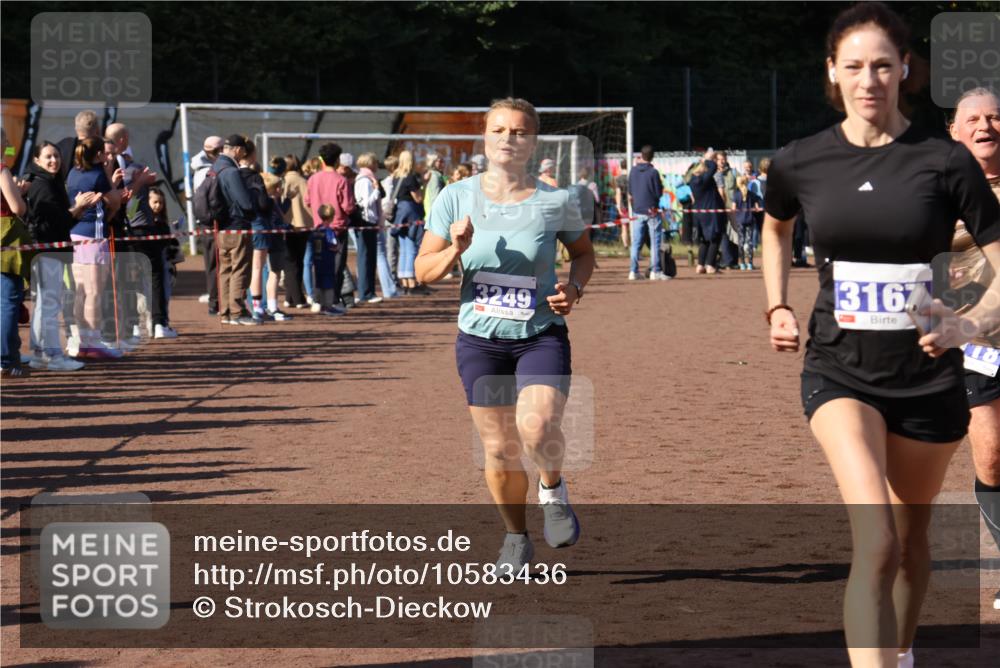 27.09.2026 - 35. Volkslauf durch das schöne Alstertal Strokosch-Dieckow http://msf.ph/oto/10583436 27.09.2026 11:25:44 Ziel 3118, 3167, 3249 meine-sportfotos.de