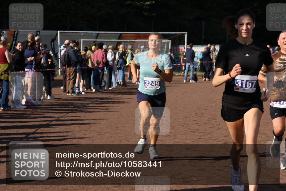 27.09.2026 - 35. Volkslauf durch das schöne Alstertal Strokosch-Dieckow http://msf.ph/oto/10583441 27.09.2026 11:25:44 Ziel 3118, 3167, 3249 meine-sportfotos.de