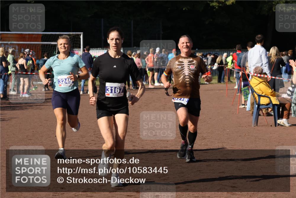 27.09.2026 - 35. Volkslauf durch das schöne Alstertal Strokosch-Dieckow http://msf.ph/oto/10583445 27.09.2026 11:25:43 Ziel 1409, 3118, 3167, 3249 meine-sportfotos.de