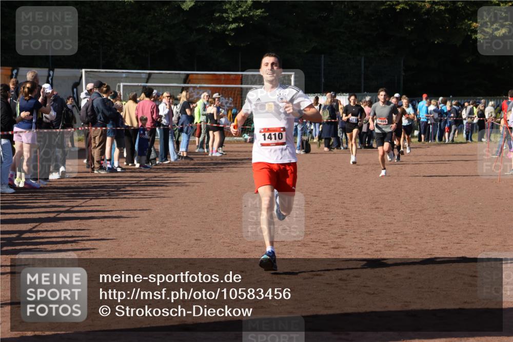27.09.2026 - 35. Volkslauf durch das schöne Alstertal Strokosch-Dieckow http://msf.ph/oto/10583456 27.09.2026 11:25:35 Ziel 1409, 1410 meine-sportfotos.de