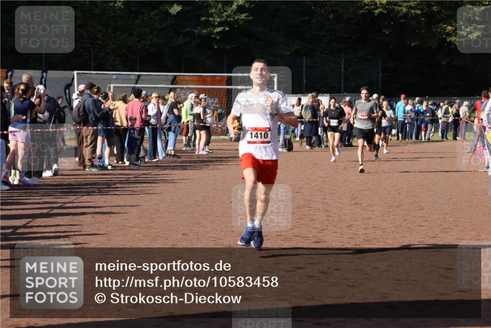 27.09.2026 - 35. Volkslauf durch das schöne Alstertal Strokosch-Dieckow http://msf.ph/oto/10583458 27.09.2026 11:25:34 Ziel 1409, 1410 meine-sportfotos.de