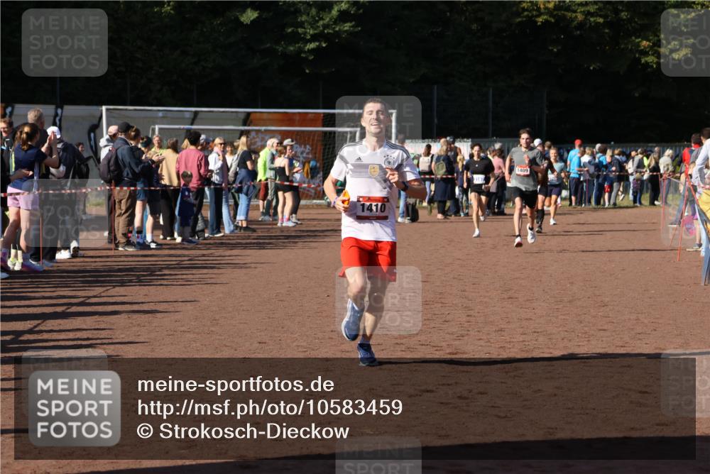 27.09.2026 - 35. Volkslauf durch das schöne Alstertal Strokosch-Dieckow http://msf.ph/oto/10583459 27.09.2026 11:25:34 Ziel 1409, 1410 meine-sportfotos.de