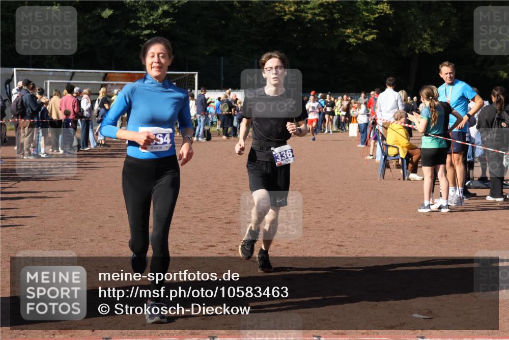 27.09.2026 - 35. Volkslauf durch das schöne Alstertal Strokosch-Dieckow http://msf.ph/oto/10583463 27.09.2026 11:25:28 Ziel 1410, 3064, 3200, 3364 meine-sportfotos.de