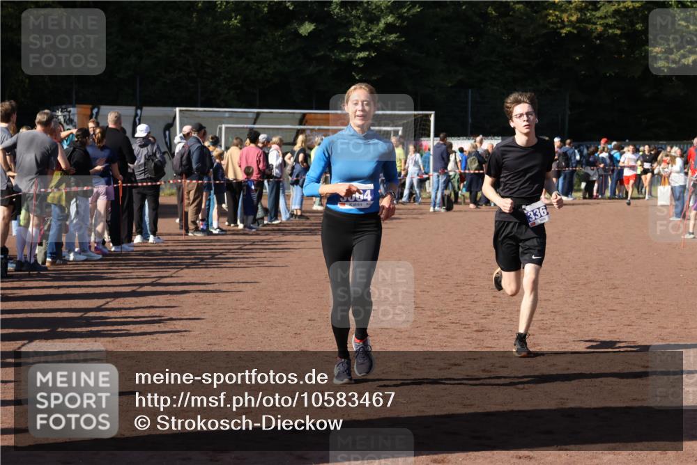 27.09.2026 - 35. Volkslauf durch das schöne Alstertal Strokosch-Dieckow http://msf.ph/oto/10583467 27.09.2026 11:25:27 Ziel 1410, 3064, 3200, 3364 meine-sportfotos.de