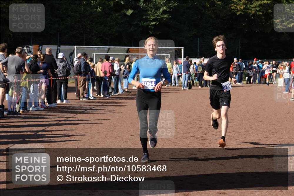 27.09.2026 - 35. Volkslauf durch das schöne Alstertal Strokosch-Dieckow http://msf.ph/oto/10583468 27.09.2026 11:25:27 Ziel 1410, 3064, 3200, 3364 meine-sportfotos.de