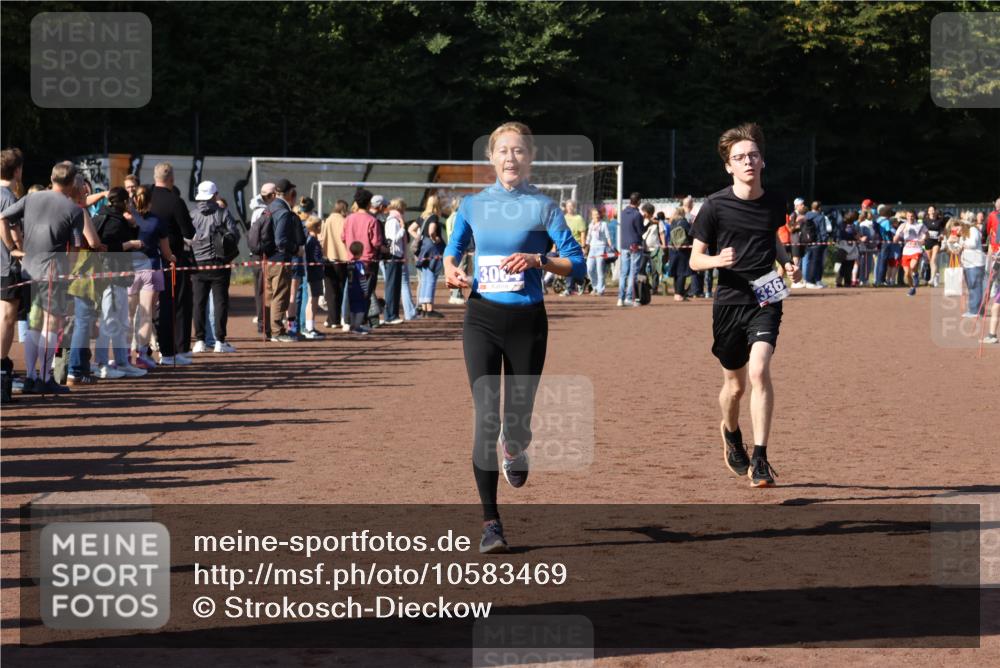 27.09.2026 - 35. Volkslauf durch das schöne Alstertal Strokosch-Dieckow http://msf.ph/oto/10583469 27.09.2026 11:25:27 Ziel 1410, 3064, 3200, 3364 meine-sportfotos.de