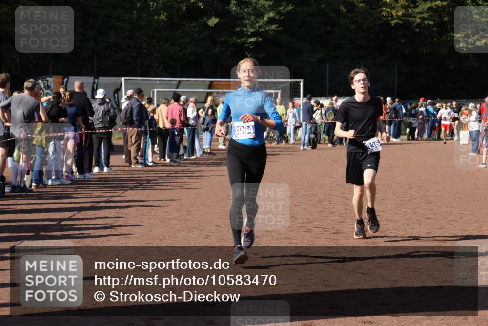 27.09.2026 - 35. Volkslauf durch das schöne Alstertal Strokosch-Dieckow http://msf.ph/oto/10583470 27.09.2026 11:25:27 Ziel 1410, 3064, 3200, 3364 meine-sportfotos.de