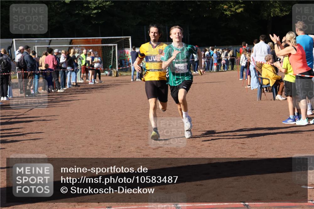 27.09.2026 - 35. Volkslauf durch das schöne Alstertal Strokosch-Dieckow http://msf.ph/oto/10583487 27.09.2026 11:25:04 Ziel 3292, 3314, 3988 meine-sportfotos.de