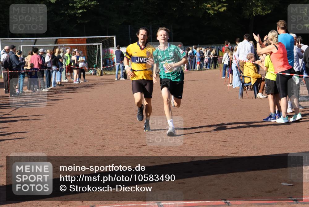 27.09.2026 - 35. Volkslauf durch das schöne Alstertal Strokosch-Dieckow http://msf.ph/oto/10583490 27.09.2026 11:25:04 Ziel 3292, 3314, 3988 meine-sportfotos.de