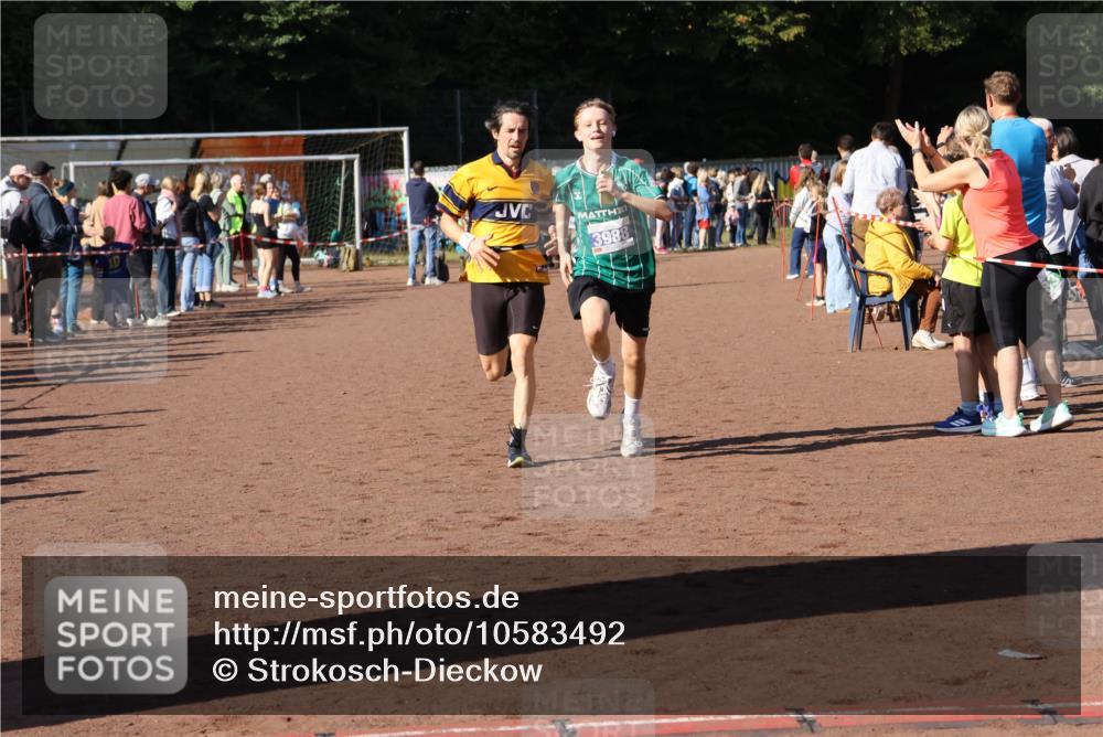 27.09.2026 - 35. Volkslauf durch das schöne Alstertal Strokosch-Dieckow http://msf.ph/oto/10583492 27.09.2026 11:25:04 Ziel 3292, 3314, 3988 meine-sportfotos.de