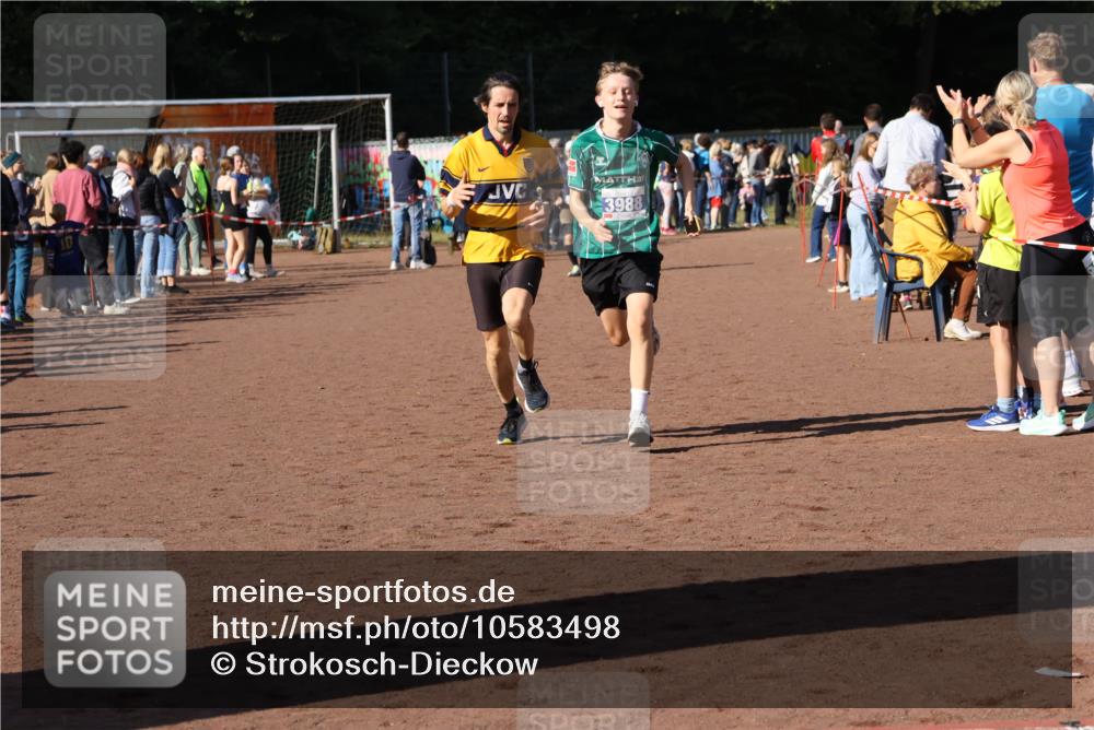 27.09.2026 - 35. Volkslauf durch das schöne Alstertal Strokosch-Dieckow http://msf.ph/oto/10583498 27.09.2026 11:25:04 Ziel 3292, 3314, 3988 meine-sportfotos.de