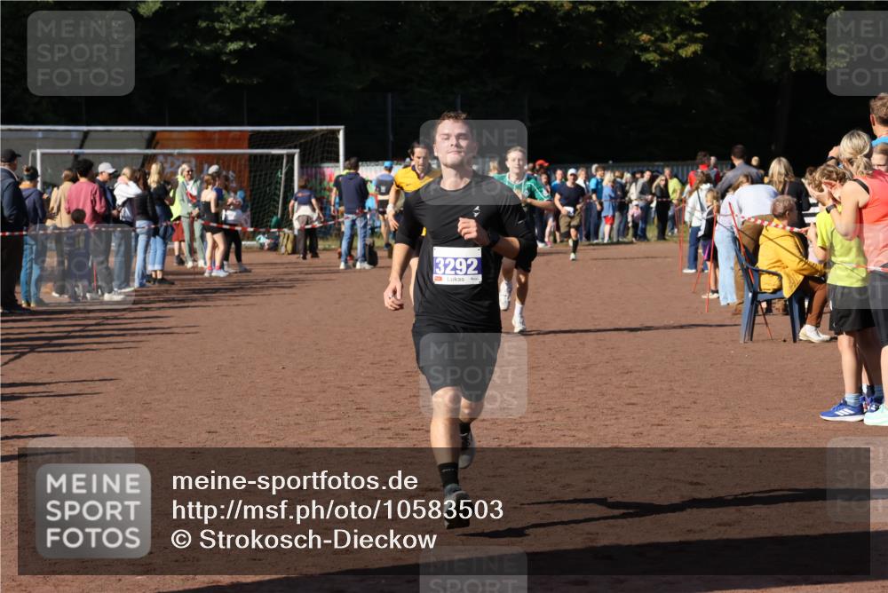 27.09.2026 - 35. Volkslauf durch das schöne Alstertal Strokosch-Dieckow http://msf.ph/oto/10583503 27.09.2026 11:25:02 Ziel 3292, 3314, 3321, 3988 meine-sportfotos.de