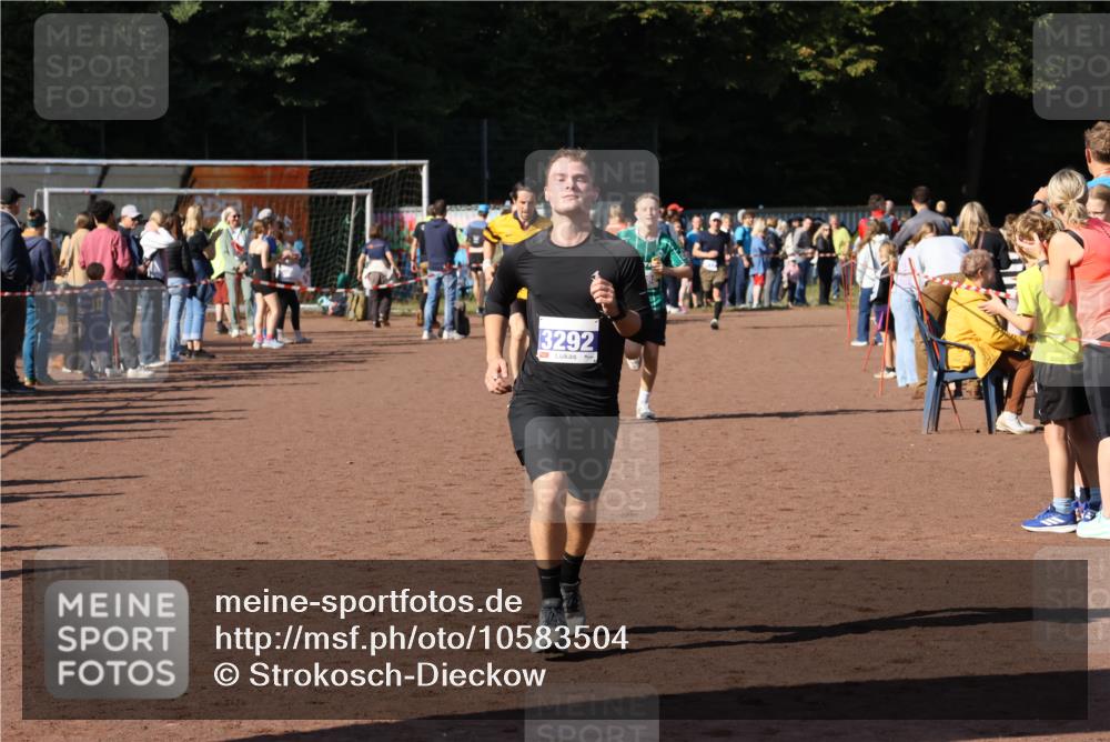 27.09.2026 - 35. Volkslauf durch das schöne Alstertal Strokosch-Dieckow http://msf.ph/oto/10583504 27.09.2026 11:25:02 Ziel 3292, 3314, 3321, 3988 meine-sportfotos.de
