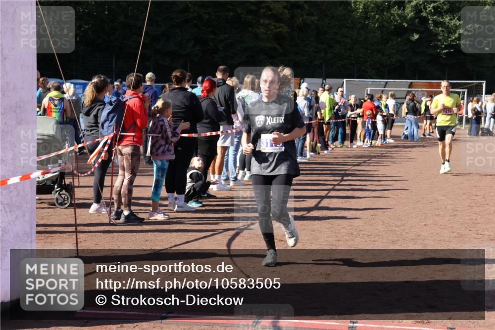 27.09.2026 - 35. Volkslauf durch das schöne Alstertal Strokosch-Dieckow http://msf.ph/oto/10583505 27.09.2026 11:44:13 Ziel 1476, 3113, 3390 meine-sportfotos.de