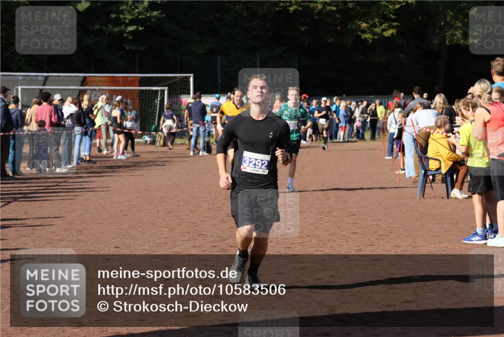 27.09.2026 - 35. Volkslauf durch das schöne Alstertal Strokosch-Dieckow http://msf.ph/oto/10583506 27.09.2026 11:25:01 Ziel 3292, 3314, 3321, 3988 meine-sportfotos.de