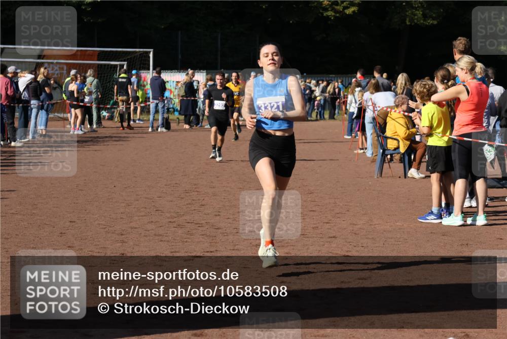 27.09.2026 - 35. Volkslauf durch das schöne Alstertal Strokosch-Dieckow http://msf.ph/oto/10583508 27.09.2026 11:24:58 Ziel 3292, 3321, 3988 meine-sportfotos.de