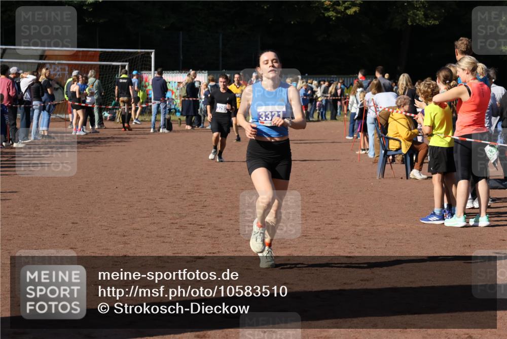 27.09.2026 - 35. Volkslauf durch das schöne Alstertal Strokosch-Dieckow http://msf.ph/oto/10583510 27.09.2026 11:24:58 Ziel 3292, 3321, 3988 meine-sportfotos.de