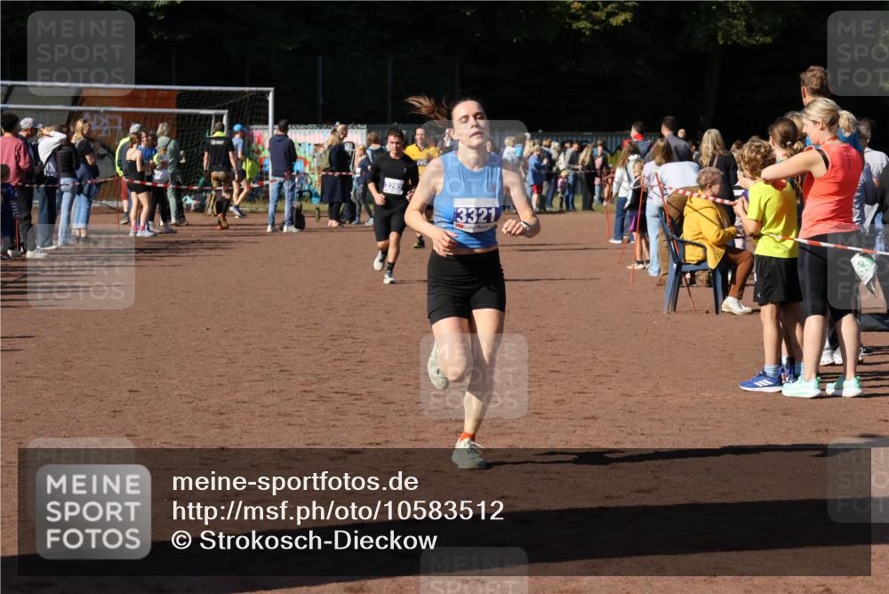 27.09.2026 - 35. Volkslauf durch das schöne Alstertal Strokosch-Dieckow http://msf.ph/oto/10583512 27.09.2026 11:24:58 Ziel 3292, 3321, 3988 meine-sportfotos.de