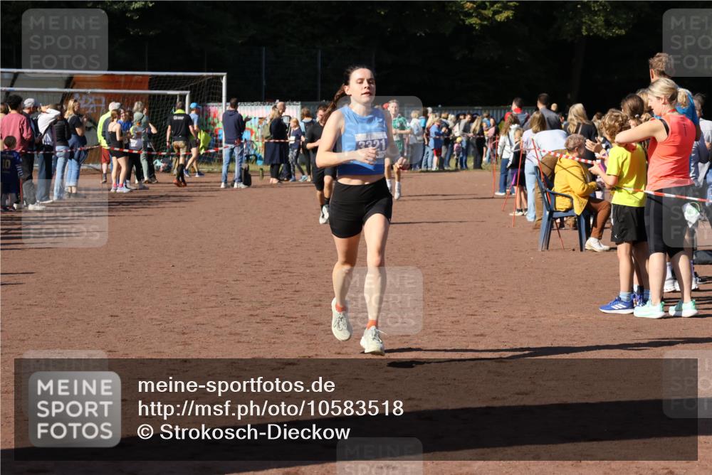 27.09.2026 - 35. Volkslauf durch das schöne Alstertal Strokosch-Dieckow http://msf.ph/oto/10583518 27.09.2026 11:24:57 Ziel 3292, 3321 meine-sportfotos.de