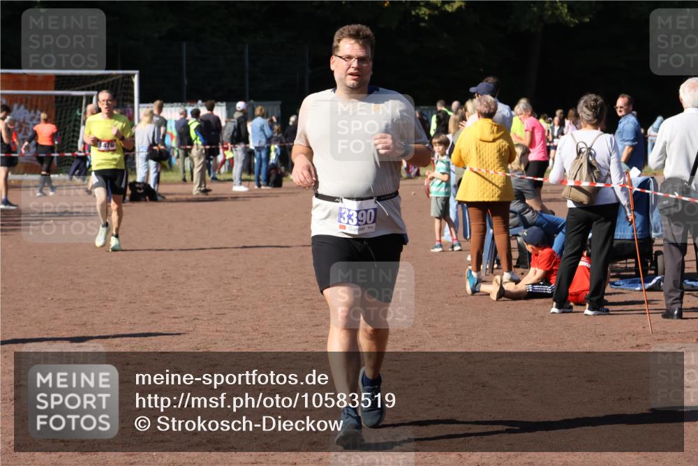 27.09.2026 - 35. Volkslauf durch das schöne Alstertal Strokosch-Dieckow http://msf.ph/oto/10583519 27.09.2026 11:44:11 Ziel 1476, 3113, 3390 meine-sportfotos.de