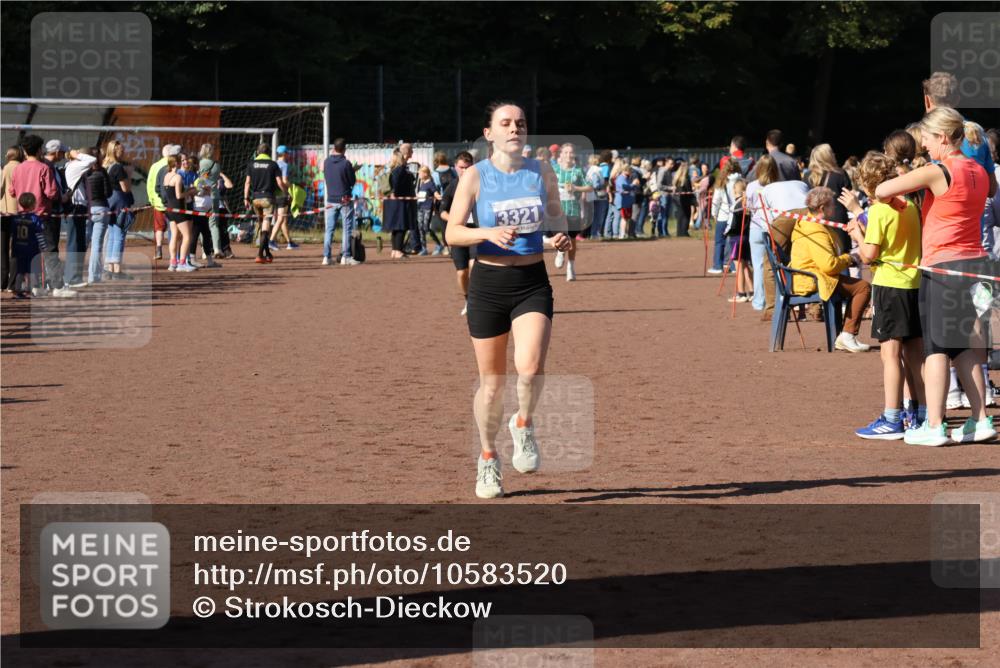 27.09.2026 - 35. Volkslauf durch das schöne Alstertal Strokosch-Dieckow http://msf.ph/oto/10583520 27.09.2026 11:24:57 Ziel 3292, 3321 meine-sportfotos.de