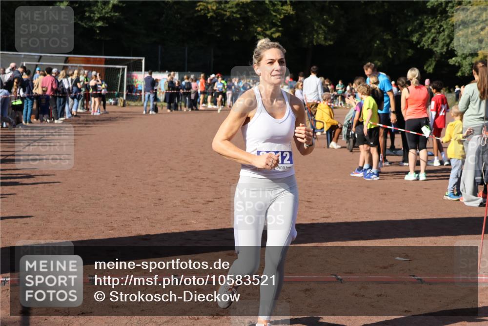 27.09.2026 - 35. Volkslauf durch das schöne Alstertal Strokosch-Dieckow http://msf.ph/oto/10583521 27.09.2026 11:24:46 Ziel 3312, 3340 meine-sportfotos.de