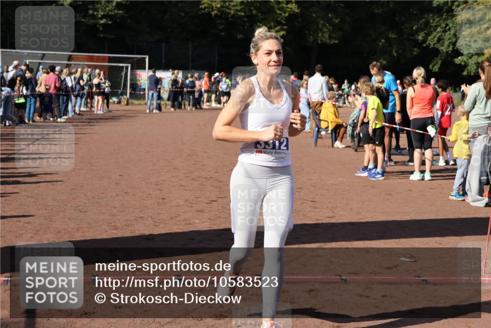 27.09.2026 - 35. Volkslauf durch das schöne Alstertal Strokosch-Dieckow http://msf.ph/oto/10583523 27.09.2026 11:24:46 Ziel 3312, 3340 meine-sportfotos.de