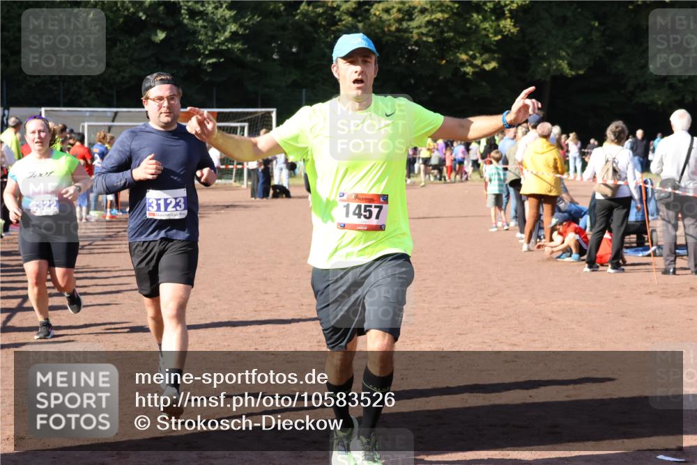 27.09.2026 - 35. Volkslauf durch das schöne Alstertal Strokosch-Dieckow http://msf.ph/oto/10583526 27.09.2026 11:44:02 Ziel 1457, 3123, 3322 meine-sportfotos.de