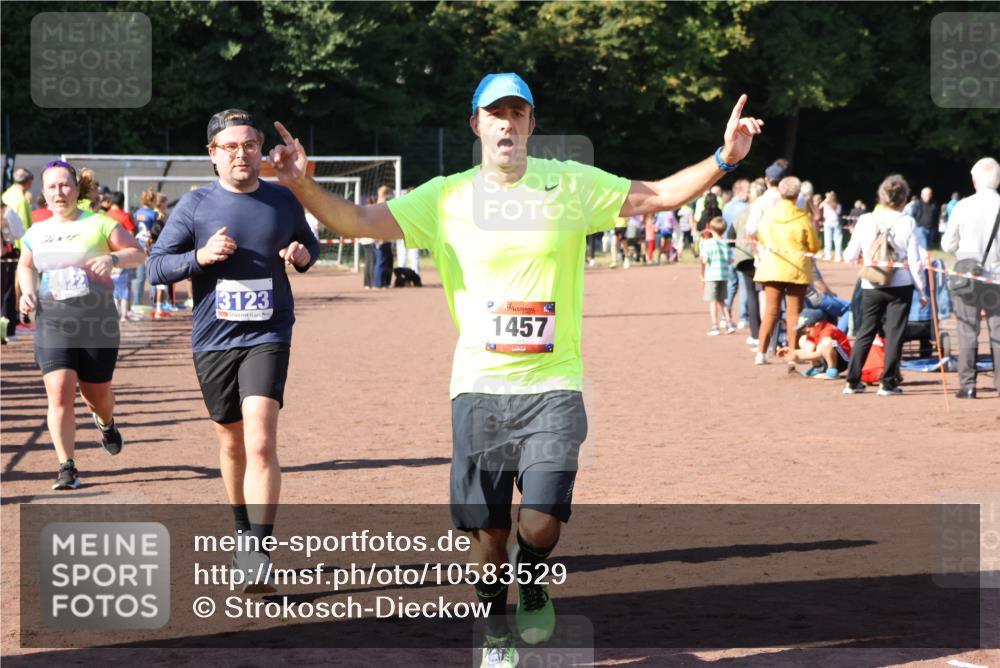 27.09.2026 - 35. Volkslauf durch das schöne Alstertal Strokosch-Dieckow http://msf.ph/oto/10583529 27.09.2026 11:44:02 Ziel 1457, 3123, 3322 meine-sportfotos.de