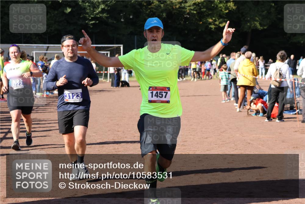 27.09.2026 - 35. Volkslauf durch das schöne Alstertal Strokosch-Dieckow http://msf.ph/oto/10583531 27.09.2026 11:44:02 Ziel 1457, 3123, 3322 meine-sportfotos.de