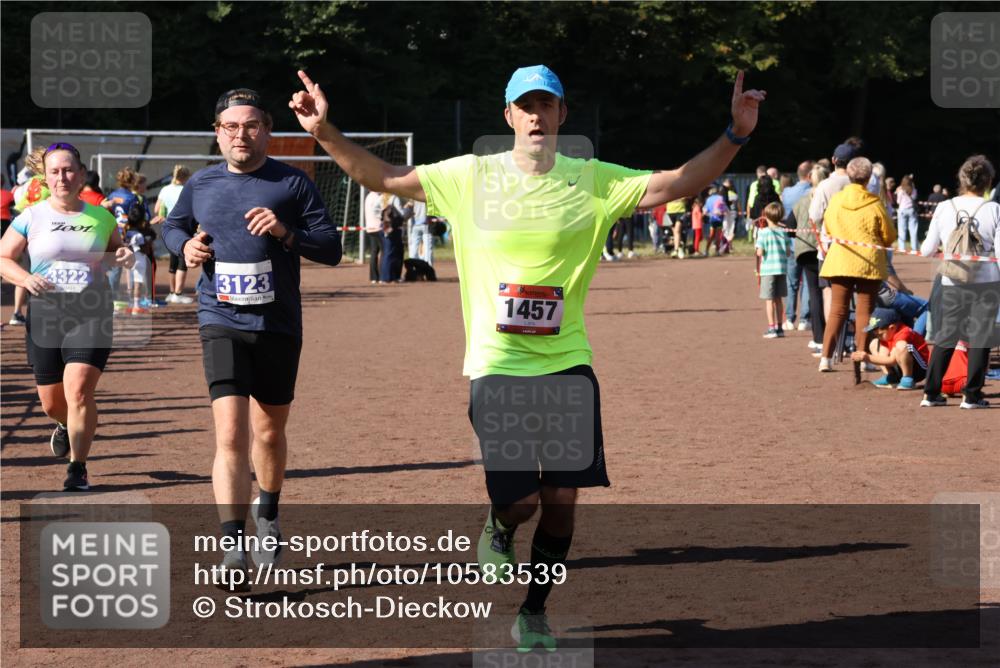 27.09.2026 - 35. Volkslauf durch das schöne Alstertal Strokosch-Dieckow http://msf.ph/oto/10583539 27.09.2026 11:44:02 Ziel 1457, 3123, 3322 meine-sportfotos.de