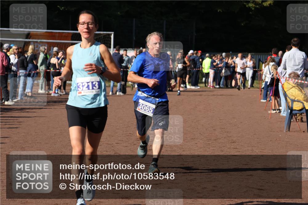 27.09.2026 - 35. Volkslauf durch das schöne Alstertal Strokosch-Dieckow http://msf.ph/oto/10583548 27.09.2026 11:24:28 Ziel 3065, 3213, 3354, 3355 meine-sportfotos.de