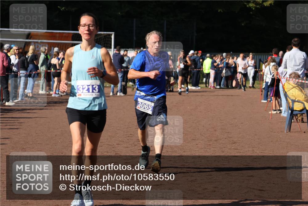 27.09.2026 - 35. Volkslauf durch das schöne Alstertal Strokosch-Dieckow http://msf.ph/oto/10583550 27.09.2026 11:24:28 Ziel 3065, 3213, 3354, 3355 meine-sportfotos.de