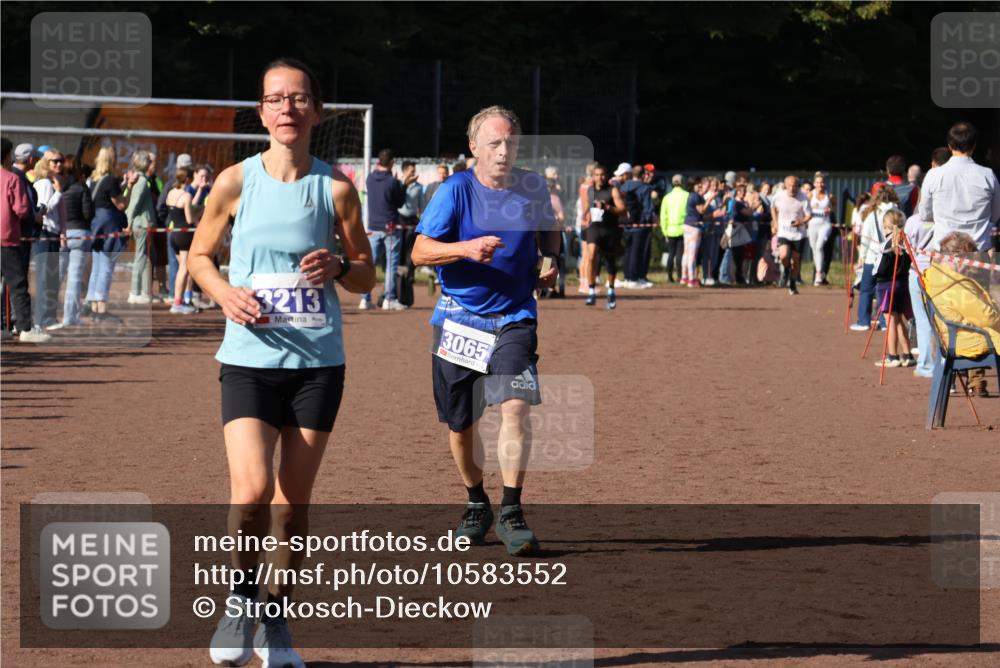 27.09.2026 - 35. Volkslauf durch das schöne Alstertal Strokosch-Dieckow http://msf.ph/oto/10583552 27.09.2026 11:24:28 Ziel 3065, 3213, 3354, 3355 meine-sportfotos.de