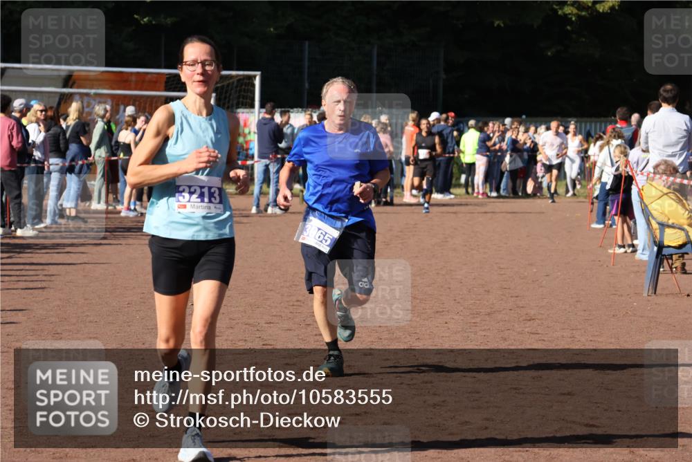 27.09.2026 - 35. Volkslauf durch das schöne Alstertal Strokosch-Dieckow http://msf.ph/oto/10583555 27.09.2026 11:24:27 Ziel 3065, 3213, 3354, 3355 meine-sportfotos.de