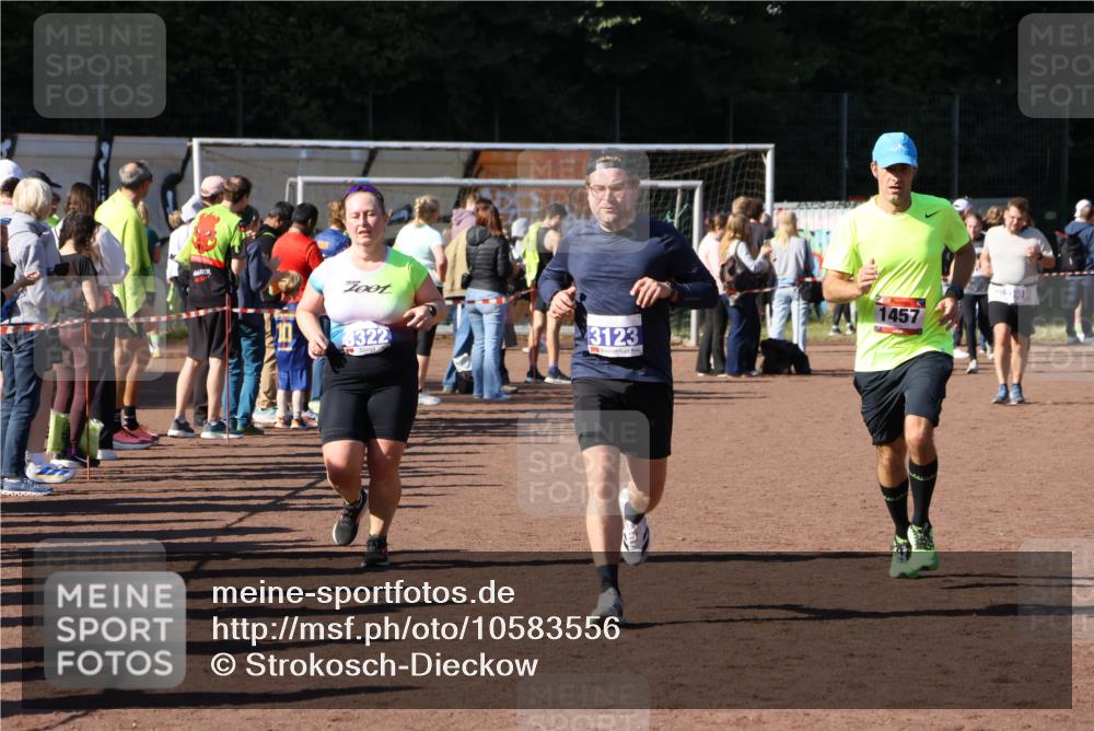 27.09.2026 - 35. Volkslauf durch das schöne Alstertal Strokosch-Dieckow http://msf.ph/oto/10583556 27.09.2026 11:44:00 Ziel 1457, 3123, 3322 meine-sportfotos.de