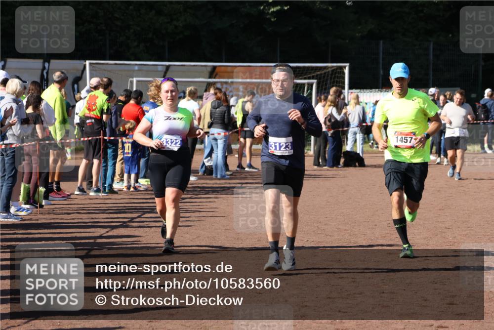 27.09.2026 - 35. Volkslauf durch das schöne Alstertal Strokosch-Dieckow http://msf.ph/oto/10583560 27.09.2026 11:43:59 Ziel 1457, 3123, 3322 meine-sportfotos.de