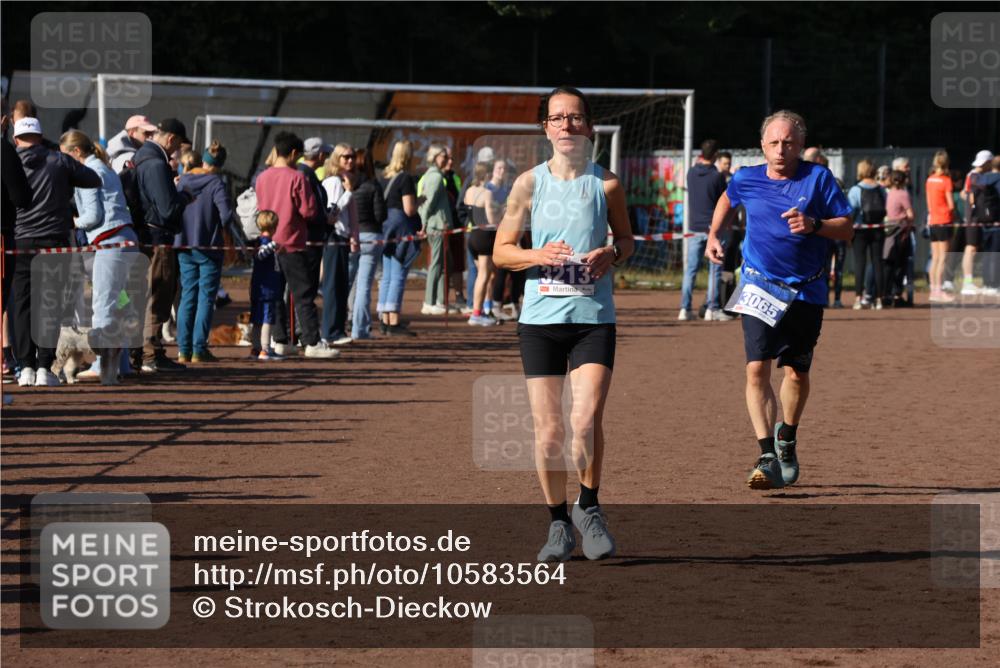 27.09.2026 - 35. Volkslauf durch das schöne Alstertal Strokosch-Dieckow http://msf.ph/oto/10583564 27.09.2026 11:24:26 Ziel 3065, 3213, 3354, 3355 meine-sportfotos.de
