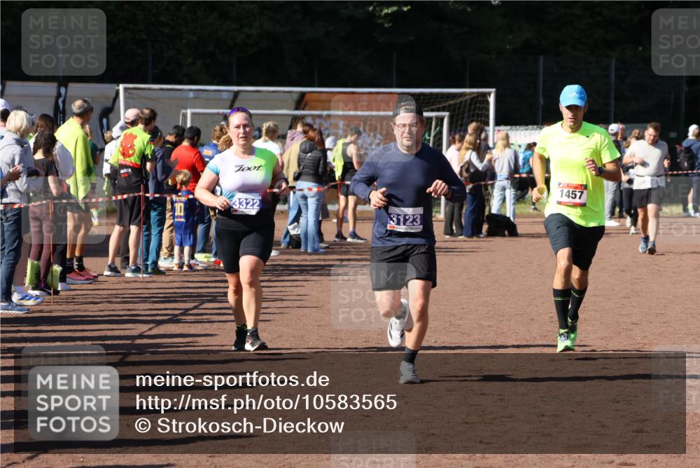27.09.2026 - 35. Volkslauf durch das schöne Alstertal Strokosch-Dieckow http://msf.ph/oto/10583565 27.09.2026 11:43:59 Ziel 1457, 3123, 3322 meine-sportfotos.de