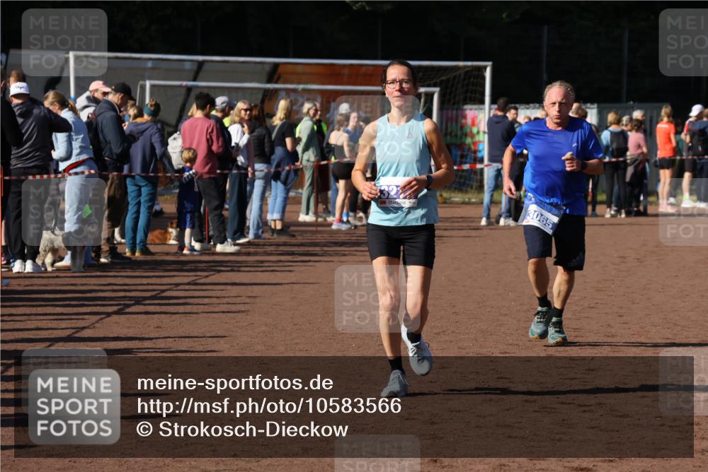27.09.2026 - 35. Volkslauf durch das schöne Alstertal Strokosch-Dieckow http://msf.ph/oto/10583566 27.09.2026 11:24:26 Ziel 3065, 3213, 3354, 3355 meine-sportfotos.de