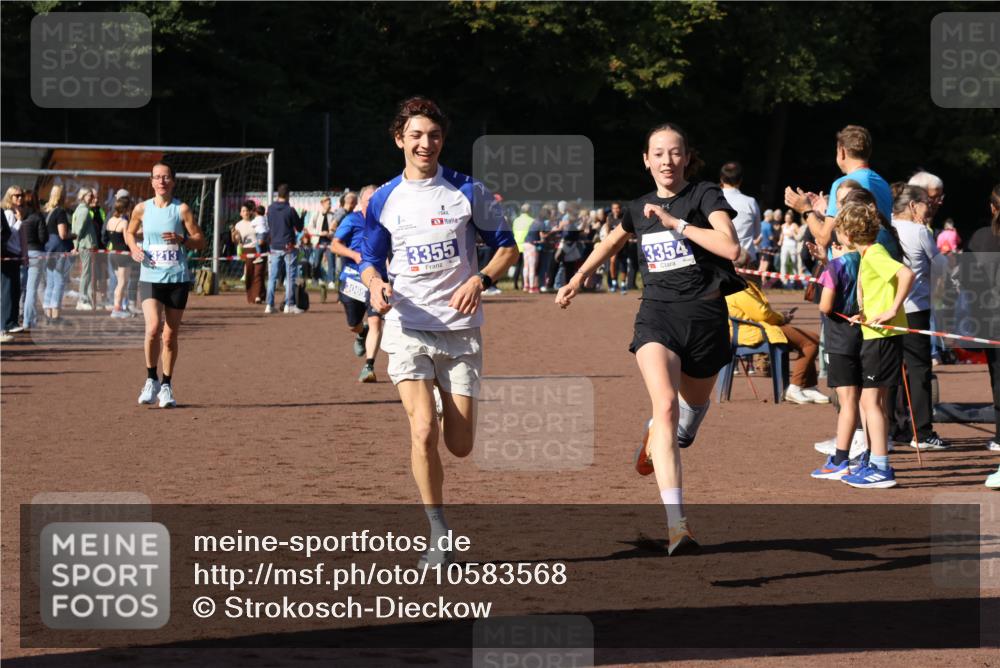 27.09.2026 - 35. Volkslauf durch das schöne Alstertal Strokosch-Dieckow http://msf.ph/oto/10583568 27.09.2026 11:24:24 Ziel 3065, 3213, 3354, 3355 meine-sportfotos.de