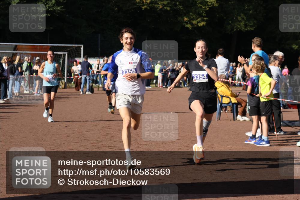 27.09.2026 - 35. Volkslauf durch das schöne Alstertal Strokosch-Dieckow http://msf.ph/oto/10583569 27.09.2026 11:24:24 Ziel 3065, 3213, 3354, 3355 meine-sportfotos.de